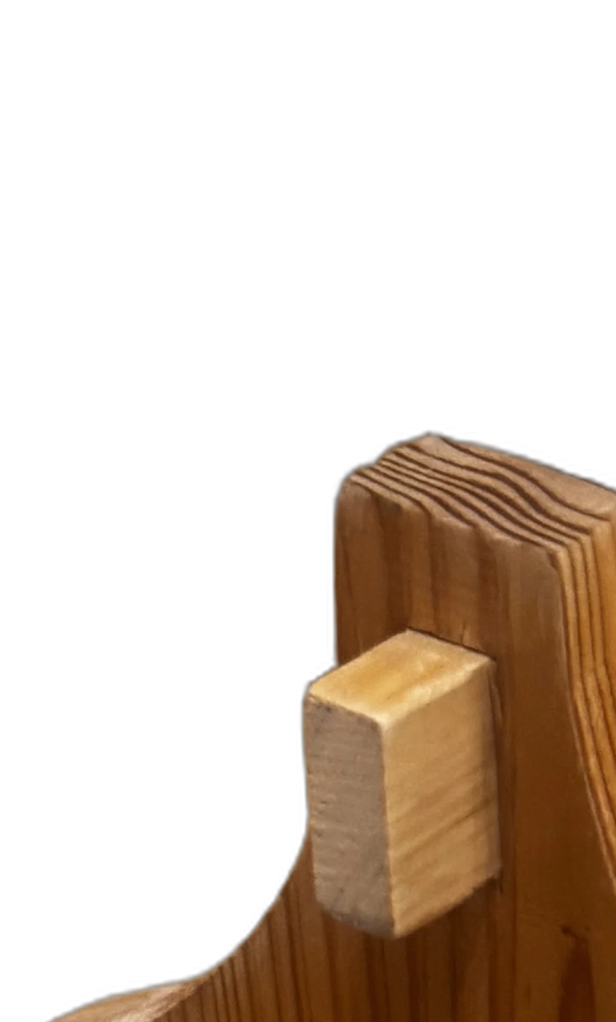 通しほぞの手仕事——端板から突き出た込み栓（試作品）